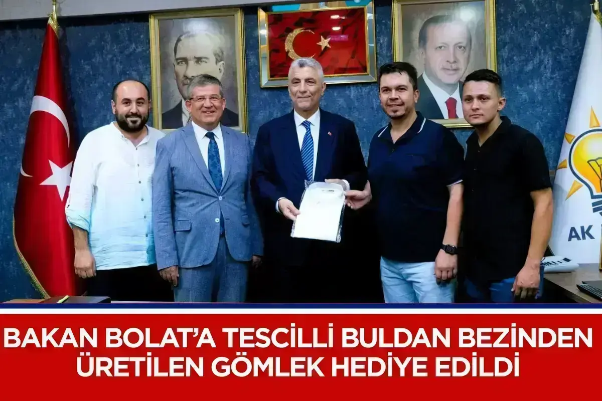 Bakan Bolat’a tescilli Buldan bezinden üretilen gömlek hediye edildi